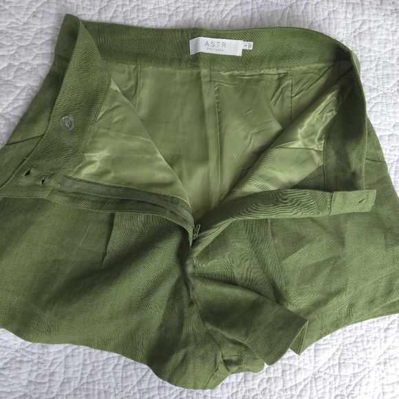 ASTR The Label Kerrigan Green Linen Pleated Asymmetrical High Rise Shorts - Picture 8 of 15